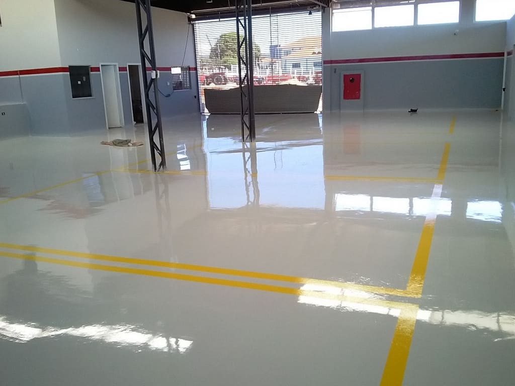 pintura industrial em piso de galpão em Mato Grosso com sistema epóxi e acabamento em poliuretano