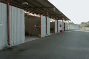Galpão industrial em Cuiabá MT com estrutura metálica e área externa pavimentada