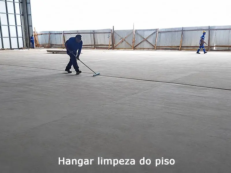 Limpeza após preparação mecânica do piso de concreto por lixamento para remoção de contaminantes e abertura de poros antes da aplicação do sistema epóxi em Sinop MT.