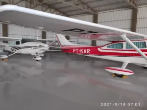 Piso epóxi industrial em hangar com acabamento liso e alta resistência em Peixoto de Azevedo MT