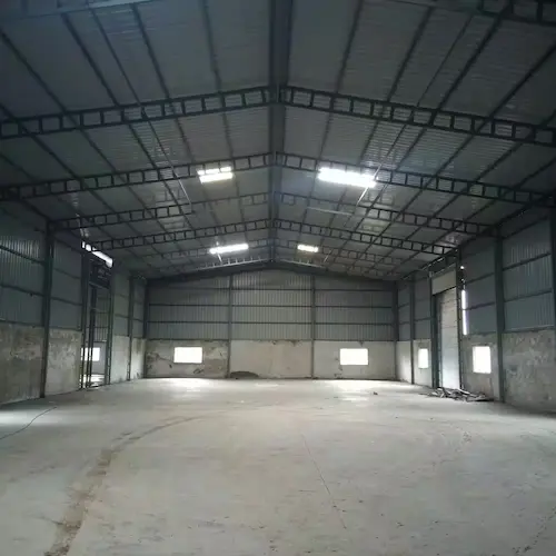 interior de galpão industrial com estrutura metálica e iluminação no Mato Grosso