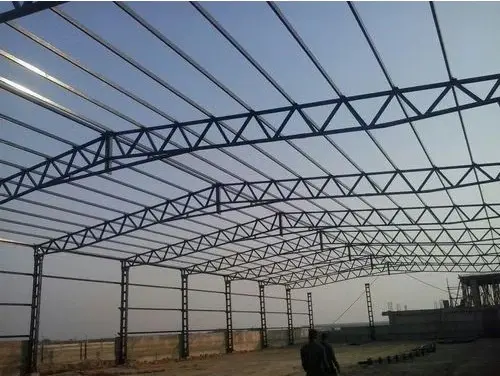 estrutura metálica industrial em montagem no Mato Grosso com treliças e grande vão livre