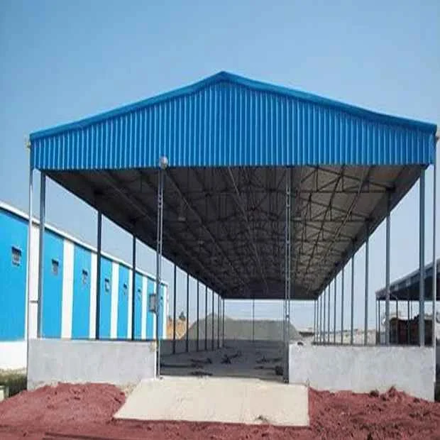 galpão industrial com cobertura metálica azul e estrutura elevada em Cuiabá