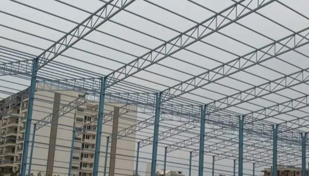 estrutura metálica em construção com pilares e treliças no Mato Grosso