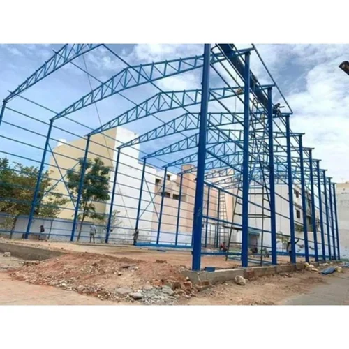 estrutura metálica industrial com pilares azuis em obra aberta no Mato Grosso