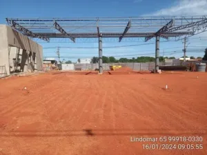 Montagem de estrutura metálica industrial em Cuiabá MT com fundação e pilares em execução