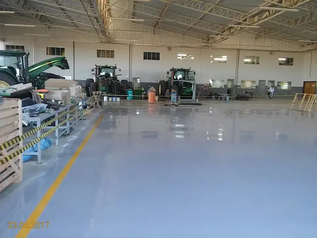 piso industrial finalizado com revestimento epóxi de alta resistência