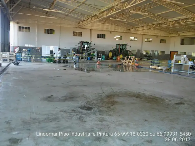 preparação de superfície industrial com lixamento antes da aplicação de revestimento