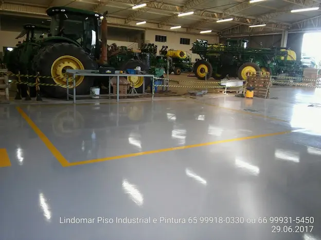 aplicação de revestimento epóxi em área industrial durante execução