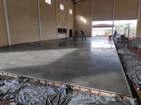 Concretagem de piso industrial em galpão industrial no Mato Grosso com acabamento superficial e estrutura para empilhadeiras