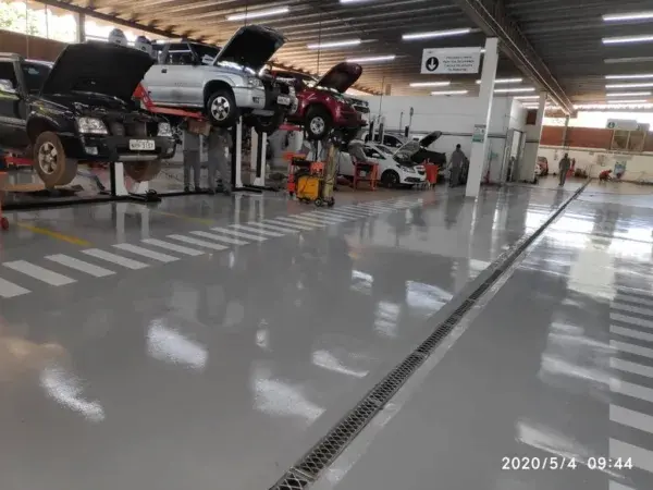 Revestimento epóxi industrial em Juara MT com acabamento liso, resistente a impactos e produtos químicos
