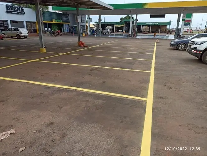 Pintura de faixas e demarcação de estacionamento em Cuiabá MT para organização de vagas e circulação de veículos