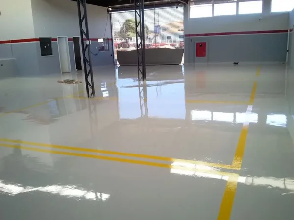 Piso epóxi industrial após aplicação técnica em galpão de Campos de Júlio MT