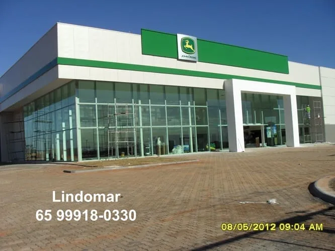 Fachada de oficina agrícola John Deere com revestimento epóxi executado pela Maxiobras em Mato Grosso