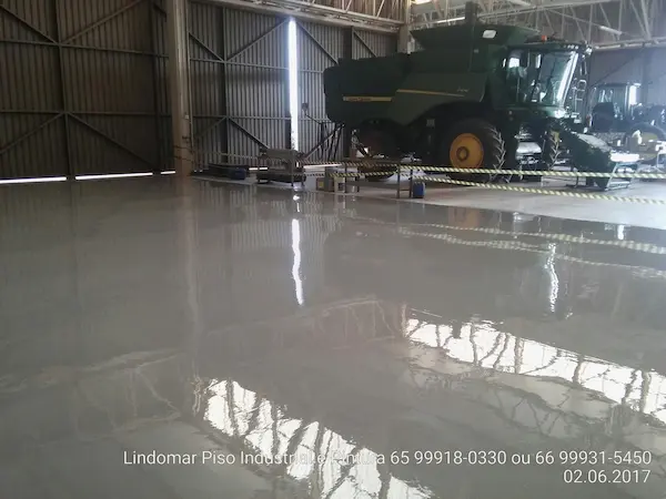 Revestimento epóxi industrial em Campo Novo do Parecis MT com brilho e superfície nivelada para operação pesada