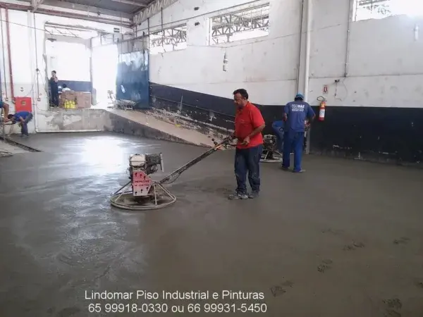 Equipe executando recuperação de piso industrial em Cuiabá MT