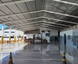 Galpão industrial em Cuiabá MT com estrutura metálica, piso industrial polido e cobertura metálica para operações logísticas
