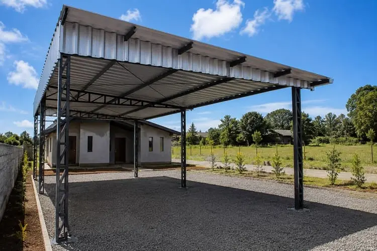 Garagem com pilar metalico treliçado
